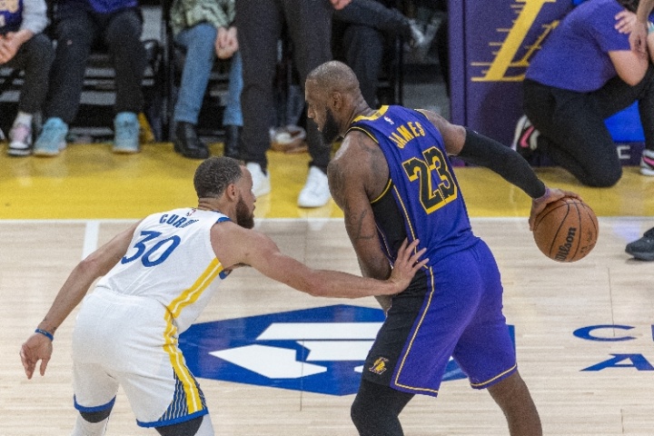 必赢入口-记者：勇士联系了湖人表达对詹姆斯的兴趣 询问其是否可交易