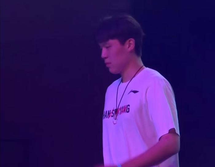 杨瀚森现身乒乓球赛事！入场淡定，为王楚钦挑边，多次出现同框！